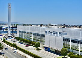 Штаб-квартира компании в Хоторне, Калифорния; рядом стоит ступень ракеты Falcon 9