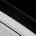 Атлас в делении Роша, промежутке между двумя кольцами Сатурна — А и F. Снимок сделан КА «Кассини» 9 марта 2008.