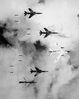 F-105, ведомые самолётом RB-66, сбрасывают бомбы на Северный Вьетнам. Июнь 1966 года