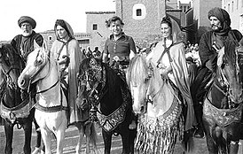 Фотография Мустафы Аккада на коне с Энтони Куинном, Ирен Папас, Муной Уассеф и Абдуллой Гайас
