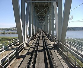 2005 год. Вид на железнодорожные пути первой очереди нового моста.