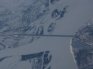 Новый мост зимой. Вид с юга. Внизу — Амур, слева направо — протока Пемзенская, вверху слева — устье реки Тунгуски.