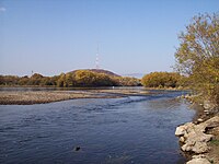 Бира осенью, автодорожный мост в Биробиджане (ул. Биршоссе — ул. Димитрова) и сопка с телевышкой.