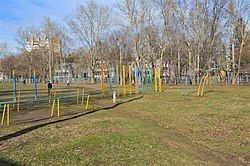Старая спортивная площадка рядом с футбольным полем гимназии № 52 (Горки-1): ул. Гарифьянова, 7 (апрель 2020)