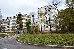 Первые жилые дома на Горках, возведённые в 1970 году — пятиэтажные «хрущёвки» серии 1-467: ул. Хусаина Мавлютова, 30, 34 (ноябрь 2018)