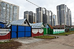 Вид на жилой комплекс «Романтика» со стороны посёлка Старые Горки (октябрь 2018)
