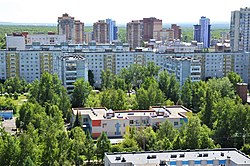 Вид на Горки-3 и жилой комплекс «Экопарк «Дубрава». На переднем плане — Дом ребёнка в микрорайоне 7А (май 2019)