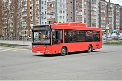 Автобус маршрута 90 (модель LOTOS 206 CNG) на перекрёстке улиц Рихарда Зорге и Юлиуса Фучика (апрель 2020)
