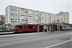 Трамвай маршрута 4 (модель АКСМ-62103) на остановке у станции метро «Дубравная» на улице Рихарда Зорге (ноябрь 2018)