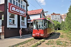 Трамвай маршрута 4 (модель АКСМ-62103) на конечной остановке «9-й микрорайон» (июнь 2019)