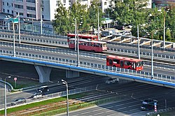 Трамвай маршрута 4 (модель 71-402 «СПЕКТР») на путепроводе по улице Рихарда Зорге (август 2019)