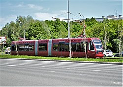 Трамвай маршрута 5 (модель АКСМ-843) на проспекте Победы, около Соловьиной рощи (май 2020)