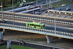 Троллейбус маршрута 5 (модель Тролза-5275.03 «Оптима») на путепроводе по улице Рихарда Зорге (август 2019)