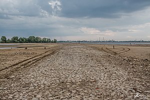 При низком уровне водохранилища дамба вновь оказывается на суше