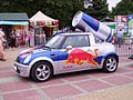 BMW Mini в корпоративной раскраске Red Bull как элемент уличного маркетинга и проведения рекламных кампаний