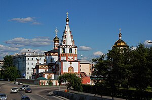 Вид церкви с пешеходного мостика