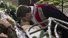 Прекрасный принц целует спящую Белоснежку