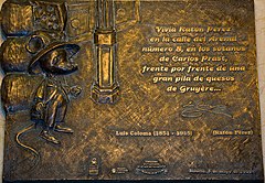 Мемориальная доска «Согласно сказке, которую отец Колома написал для маленького короля Альфонсо XIII, здесь, в коробке из-под печенья в кондитерской Праст, жил мышонок Перес».