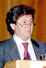 Мелвин Брэгг во время выступления в Лондонской школе экономики (ок. 1990 г.)