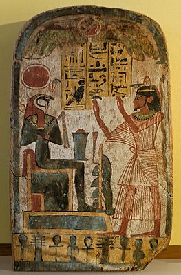Жрец Ремпетмаа держит священное помазание перед сидящим Ра-Хорахте. Стела из Лувра (ок. 900 года до н. э., XXII династия