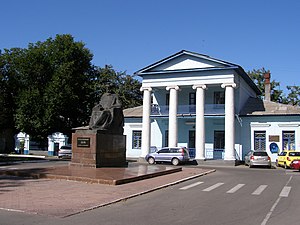 Дом водолечебницы и памятник В. Далю