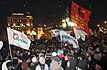 Флаги партии Яблоко и коммунистов у подножия памятника Пушкину