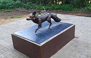 Скульптура лисы в Салтыковском парке