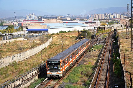 Трёхвагонный состав Ереванского метрополитена в оранжевой окраске