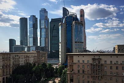 Башня 2000 на фоне небоскрёбов «Москвы-Сити». 2016 год