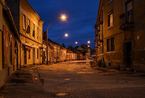 Ночной вид улицы Яноша Шимора в Эстергоме во время реконструкции
