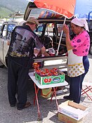 Торговля клубникой на въезде в посёлок