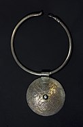 Серебряный диск и круглое ожерелье (торк)