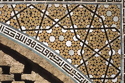 Мозаика гирих: большие и малые узоры на пазухе свода в храме Дарб-и Имам, Исфахан, 1453