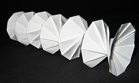Математика оригами: «Пружина в действии» Дж. Бейнона создана из одного прямоугольного листа бумаги[195]