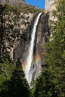 Ещё один вид от подножия водопада, видна радуга от брызг