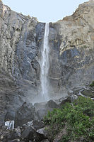 Вид на водопад Брайдлвейл от его подножия