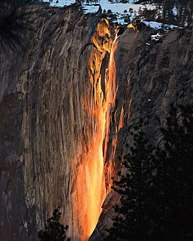 Водопад Лошадиный Хвост, подсвеченный заходящим солнцем (снято 14 февраля 2008 года)