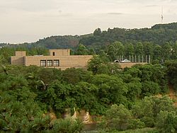 Главное здание музея, обращённое к реке Хиросе. Холм за музеем — гора Аоба