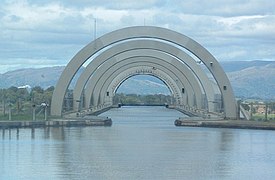 Вид сверху виадука, на фоне видны Ochil Hills