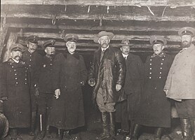 Ливеровский (крайний слева) в Рачинском тоннеле с другим ж/д-начальством и Ф. Нансеном (в центре)
