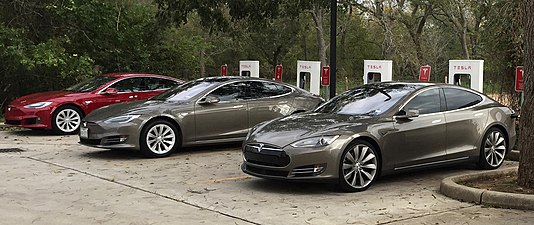 Три Tesla Model S на станции зарядки Tesla Supercharger