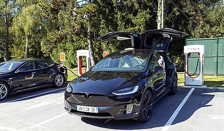 Tesla Model X на станции зарядки Tesla Supercharger