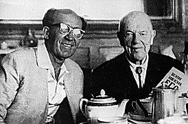 Николай Никифоров (слева) и Давид Бурлюк. Конец 1950-х годов