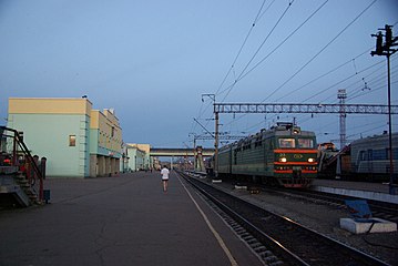 Вид на пассажирские платформы и вокзальный комплекс