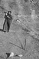 Женщина сучит верёвку в ауле Хуландой.