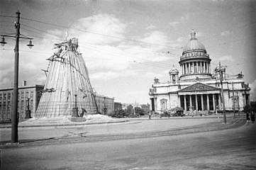 Здание Исаакиевского собора и вид Исаакиевской площади. Ленинград. 11 июня 1942. Архив РИА Новости