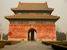 Квадратный павильон с черепахой-биси у входа в погребальный комплекс 13 минских императоров под Пекином.r