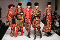 Модный показ Зайцева, вдохновлённый павлопосадскими платками