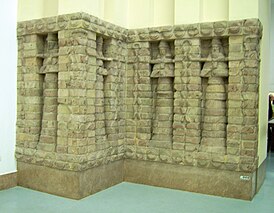 Фрагмент фасада храма из Урука (Музей Передней Азии, Берлин)