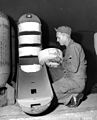 Снаряжение агитационной бомбы M16A1 на 22 500 листовок в ходе Корейской войны, 1950 г